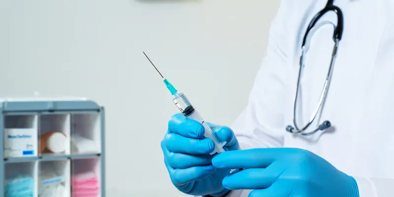 Врач держит шприц